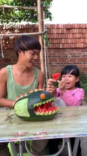 给妹妹吃瓜,给妹妹的瓜果盛宴