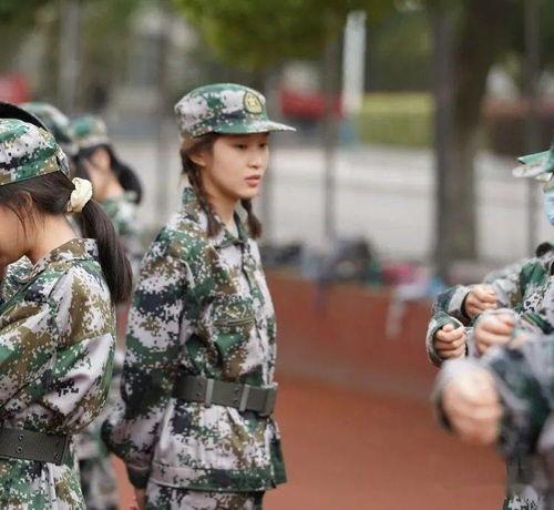 军训女团舞吃瓜,吃瓜群众围观的热辣现场