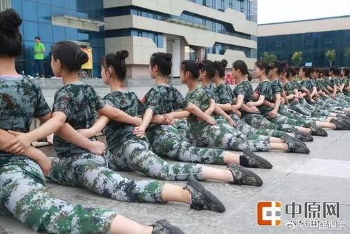 军训女团舞吃瓜,吃瓜群众围观的热辣现场