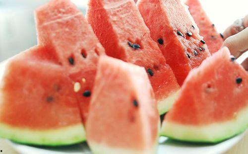 吃冰瓜vlog,跟随吃冰瓜Vlog感受冰爽一夏